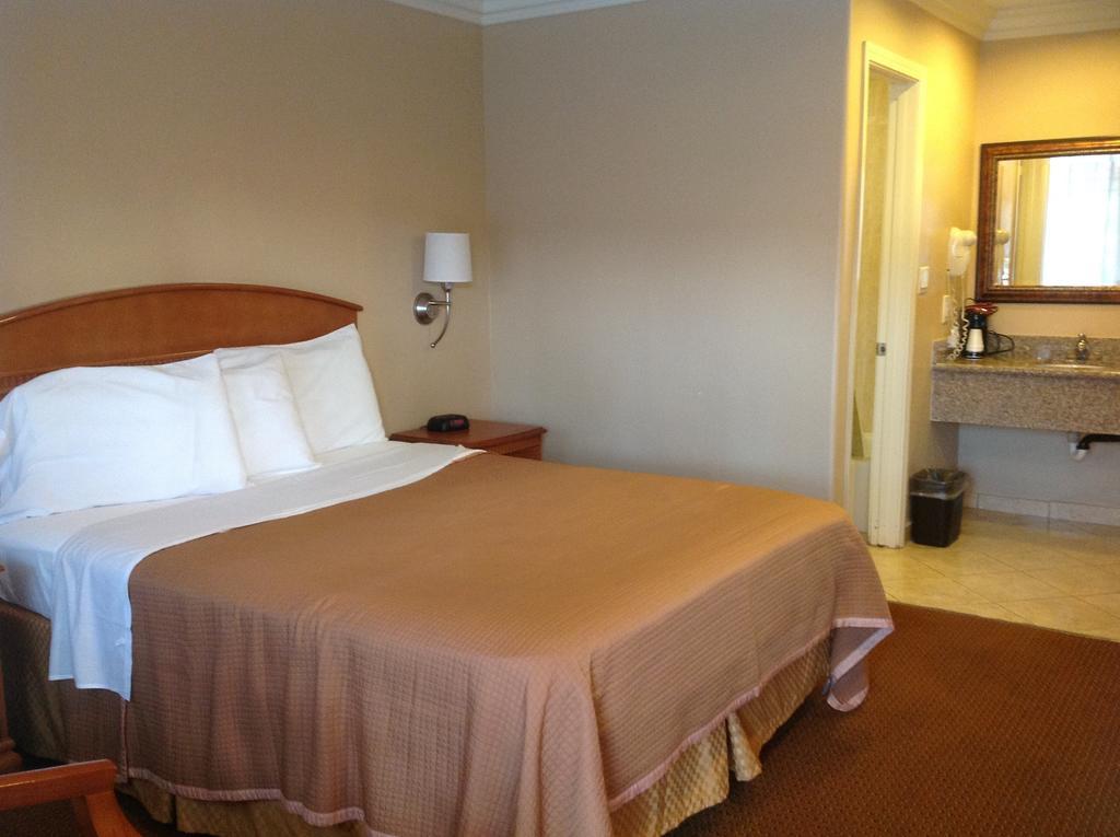 Hyland Nuys Motel 2*